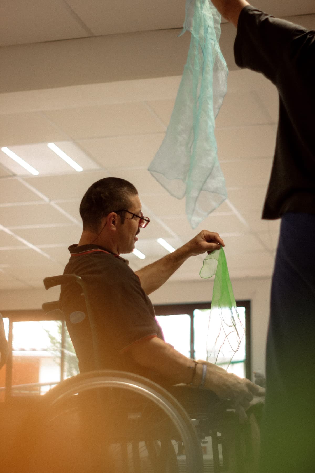 Participant explorant le mouvement avec des foulards colorés